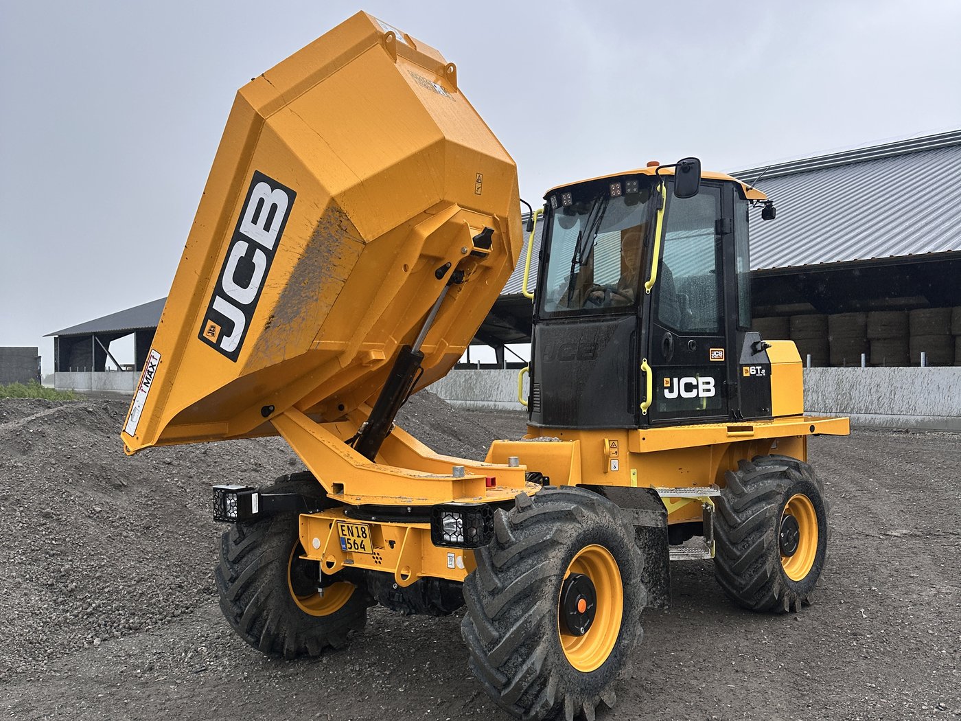 JCB 6T-2 dumper med drejetip løftet