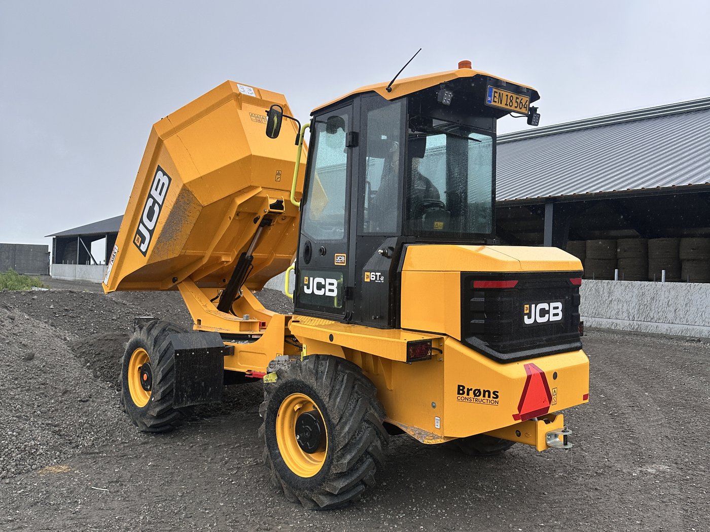 JCB 6T-2 dumper set bagfra med tippet lad