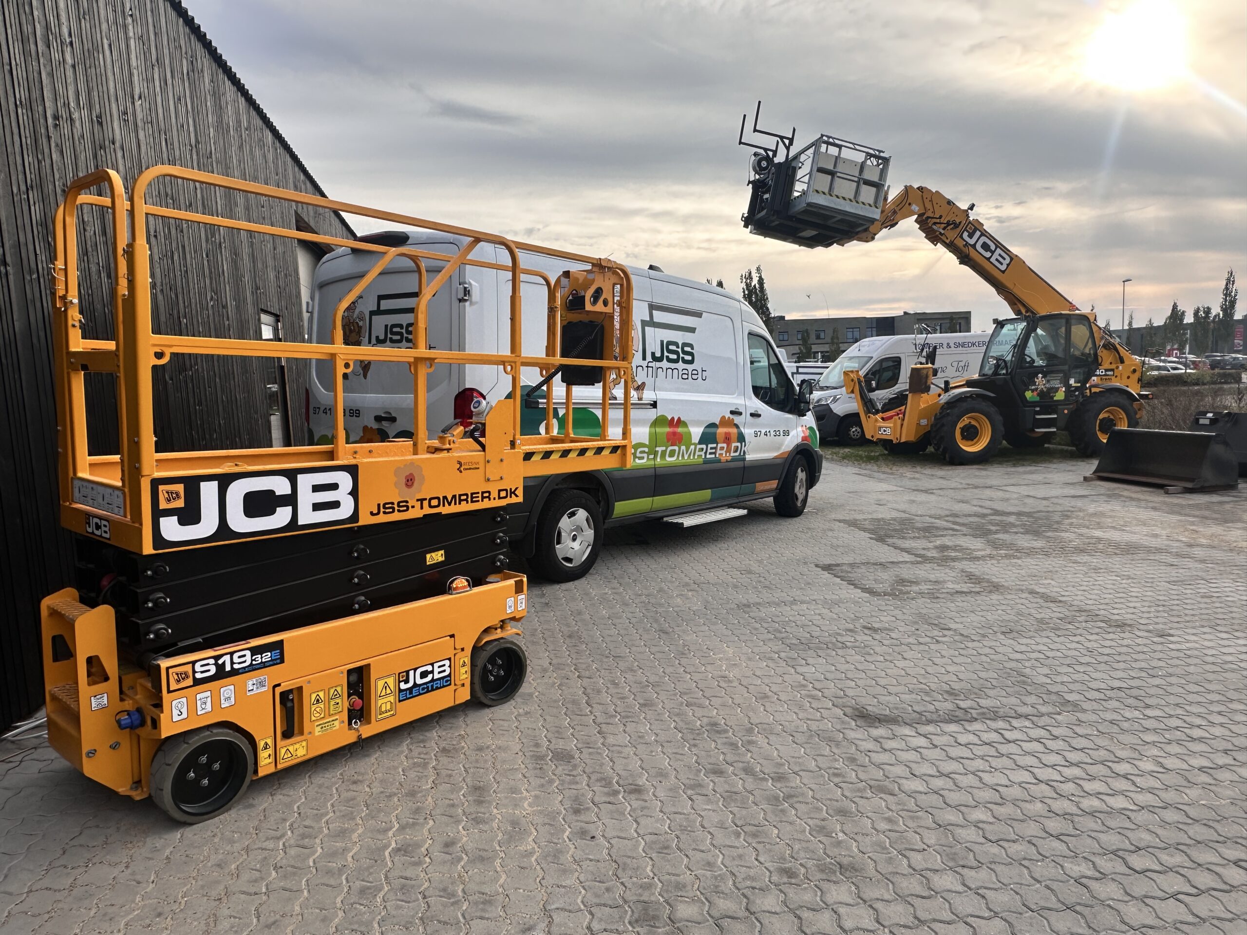 JCB S1932E saxlift og JCB teleskoplæsser hos Tømrerfirmaet JSS